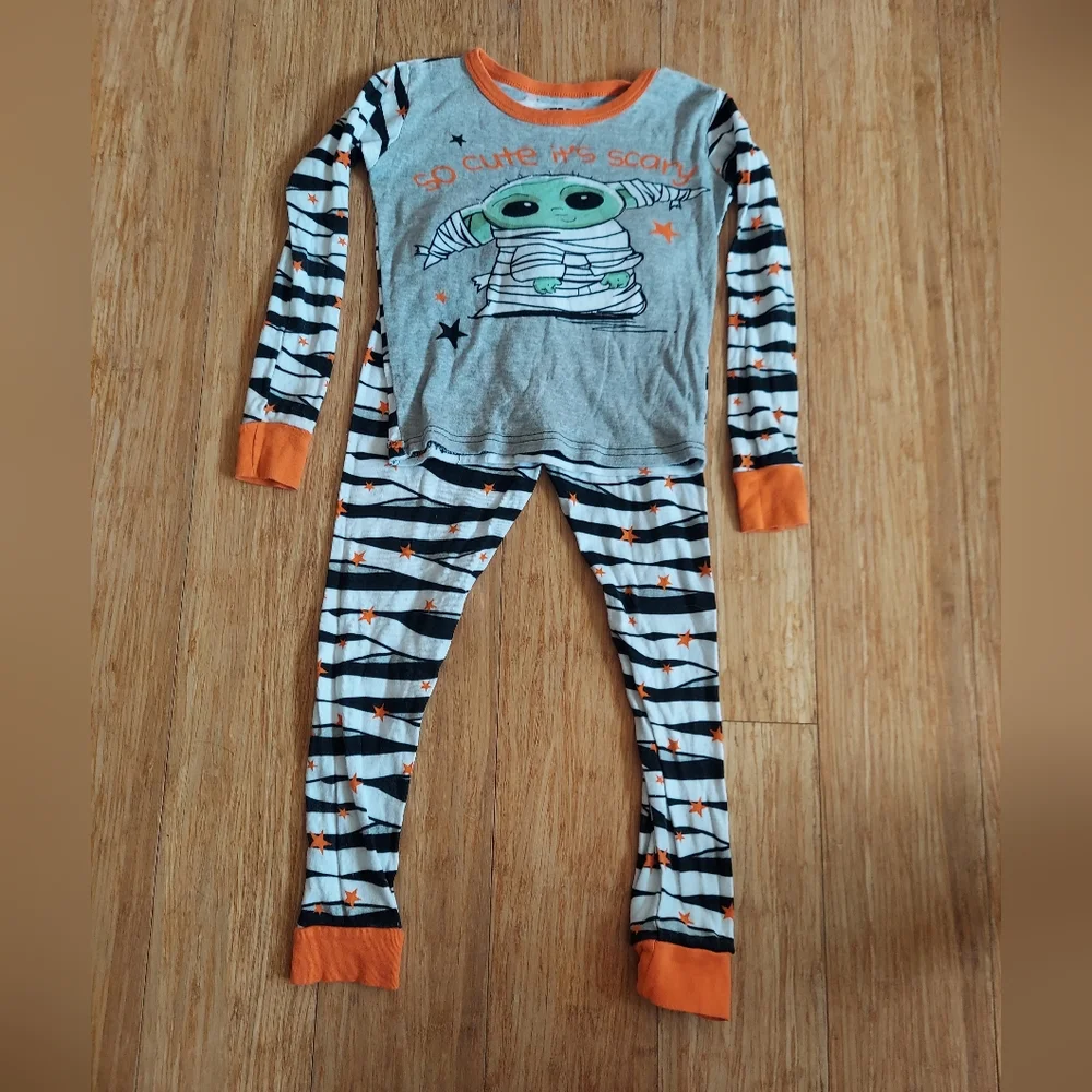 🎁 10/$25  - Baby Yoda mummy pajamas, size 8. STAR WARS